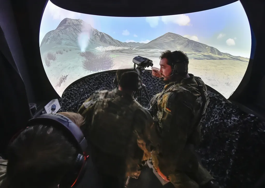 Čeští vojáci vyzkoušeli poprvé mobilní simulátor pro výcvik leteckých návodčích. Poskytli ho Britové, kteří ho používají rok