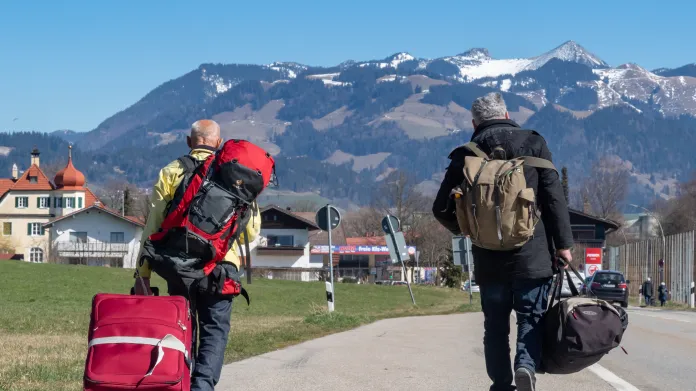 Rakouské vlaky končí v hraniční obci Kufstein. Do Kiefersfeldenu na německé straně musejí cestující pěšky