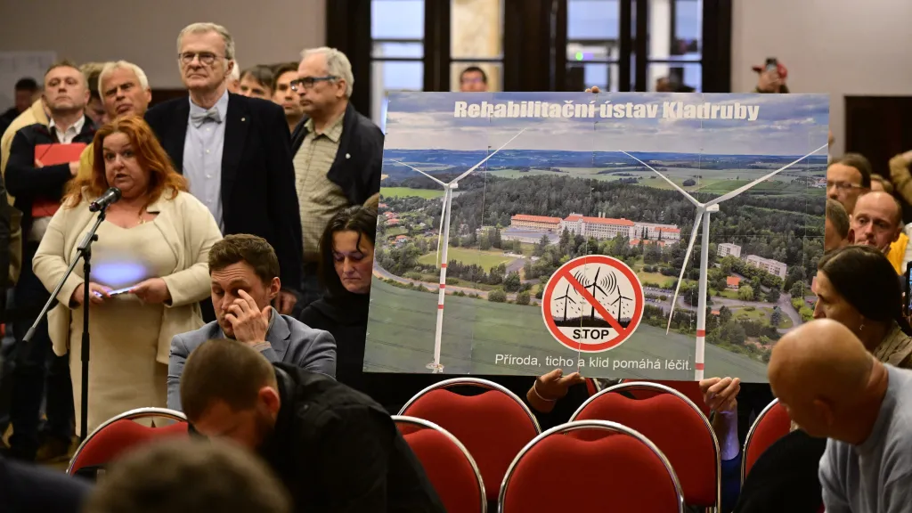 Kritici na veřejném představení k urychlené výstavbě obnovitelných zdrojů energie, 15. května 2026, Praha