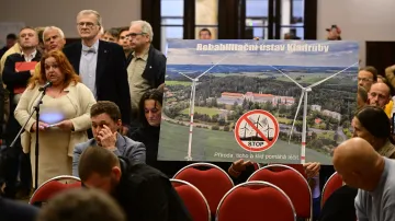 Kritici na veřejném představení k urychlené výstavbě obnovitelných zdrojů energie, 15. května 2026, Praha