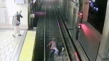 Žena ležící v kolejišti bostonského metra