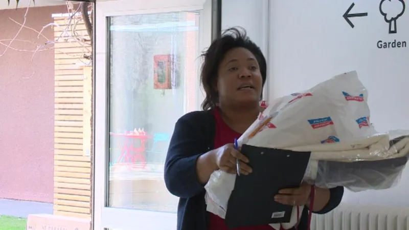 Jedna ze zaměstnankyň hotelu, pokojská Chichi