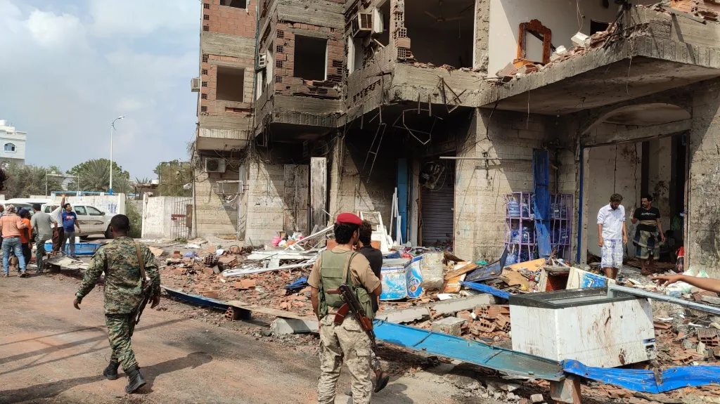 Poškozená budova po bombovém útoku v Jemenu – ilustrační foto