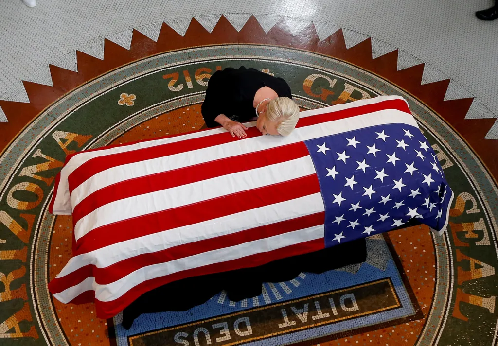 Cindy McCainová, žena bývalého amerického senátora Johna McCaina, u rakve svého manžela během pamětního obřadu v budově arizonského Kapitolu ve Phoenixu