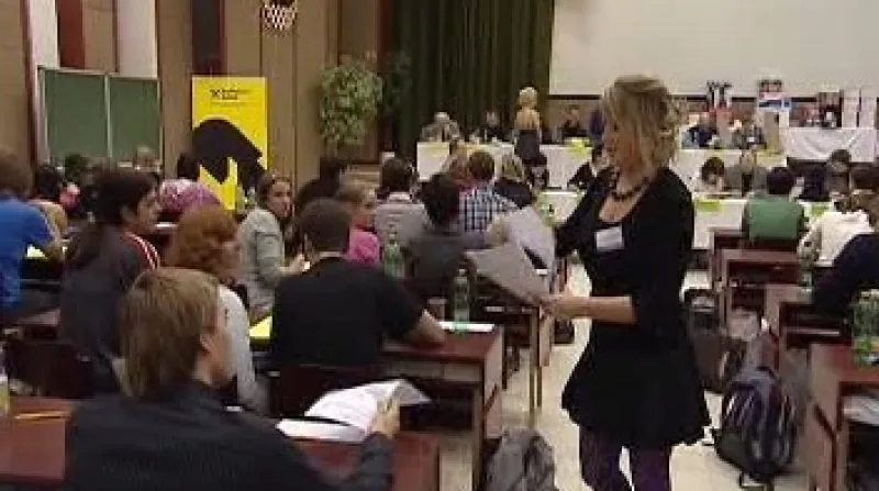 V Chebu soutěžili gymnazisté z celé České republiky ve znalostech dějepisu.