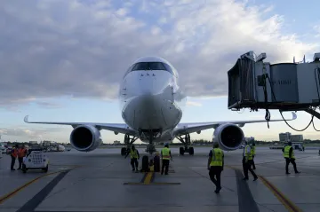 Americké a německé aerolinky zrušily desítky letů. Piloti se nakazili covidovou variantou omikron