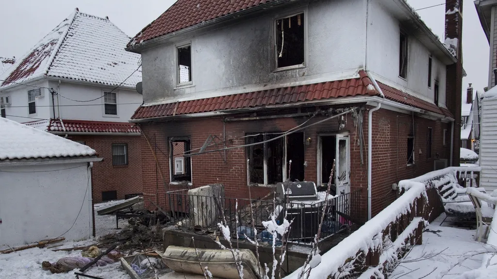 Dům v newyorském Brookynu po zásahu hasičů