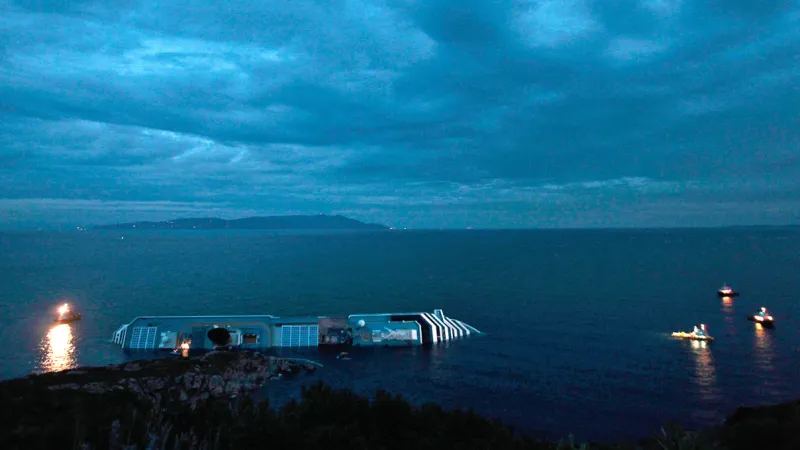 Záchranné práce u lodi Costa Concordia