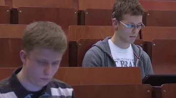 Neslyšící student (vpravo) se svým zapisovatelem