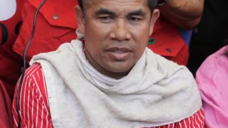 Příznivci thajského premiéra Tchaksina Šinavatry si na protest proti premiérovi Apchisitovi Vedžadžívovi oholili hlavy.