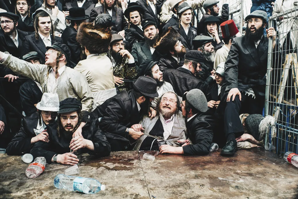 Banket Purim (kategorie Pouliční fotografie). Oslavy svátku Purim v ortodoxní židovské čtvrti Mea Shearim v Jeruzalémě připomínají vysvobození perských Židů z intrik zlého vezíra Hamana. Jde o festival s kostýmy, slavnostní hostinou, obdarováváním blízkých, popíjením alkoholu. Ortodoxní židé z čtvrti Mea Shearim jsou většinou velmi chudí, nepracují a celé dny studují svaté písmo.