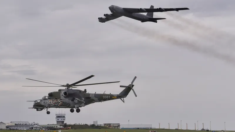 Český bitevní vrtulník Mil Mi-24 a americký strategický bombardér Boeing B-52 na letišti v Náměšti nad Oslavou.