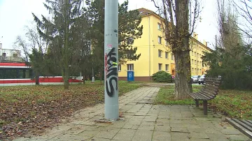 Nevhodně umístěné sloupy v městě vytvářejí bariéry