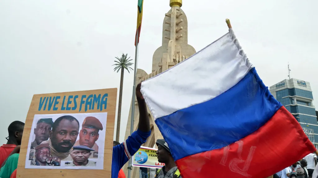 Malijci nesou portrét vůdce puče Assimy Goity