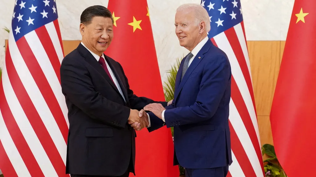 Čínský prezident Si Ťin-pching a šéf Bílého domu Joe Biden na summitu G20 v roce 2022