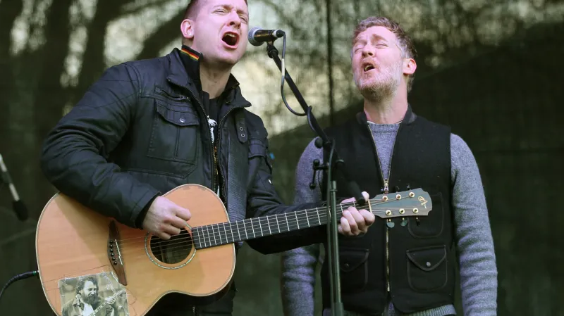 Damien Dempsey a Glen Hansard na demonstraci proti poplatkům za vodu