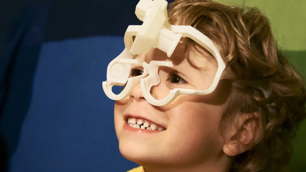 Chlapec s brýlemi zhotovenými metodou 3D tisku