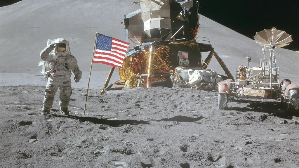 James Irwin salutuje americké vlajce na Měsíci 2. srpna