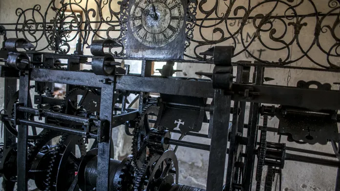 Mechanický hodinový stroj pravděpodobně z dílny Fridricha Friedricha odbíjí čas v Plasích už 332 let.