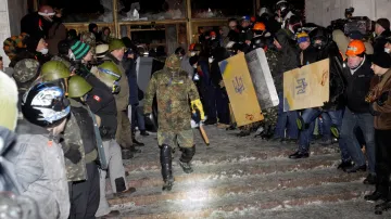 Demonstranti před Ukrajinským domem