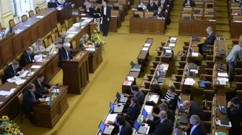 Novela o platech jde do výborů