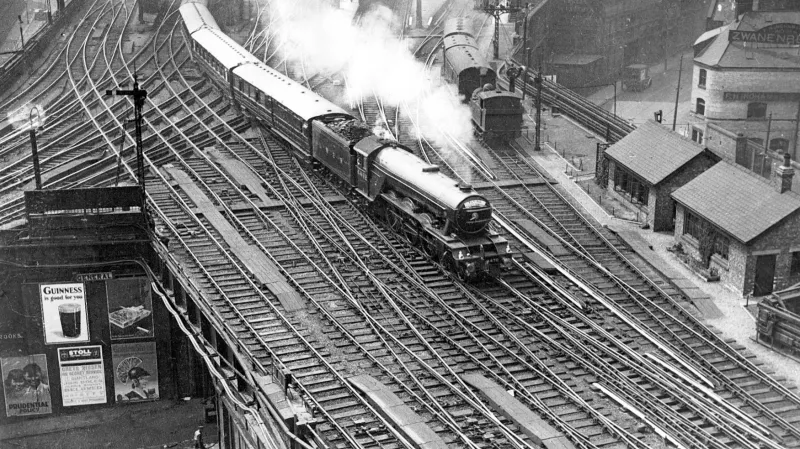 Flying Scotsman jako nonstop spoj z Londýna do Edinburghu byl v meziválečném období hlavním trumfem společnosti LNER v konkurenčním boji s LMS, která jezdila z Londýna do Skotska po jiné trati