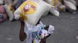 Haiťané bojují o každý příděl jídla