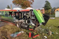 Autobus vjel ve Vrchlabí na přejezd, když projížděl vlak. Při srážce byli zraněni tři lidé