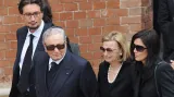 Michele Ferrero s rodinou (vlevo syn Giovanni, vpravo manželka Maria Franca a manželka zemřelého syna Luisa Sturmia)