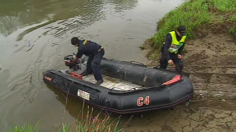 V pátrání pomáhají potapěči i hlídky v člunech