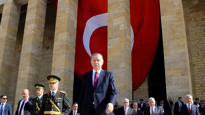 Erdogan před Atatürkovým mauzoleem