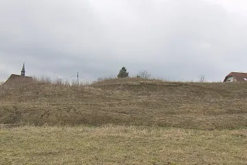 Na pozemek navezl 7000 kubíků hlíny. Sesuvy teď demolují okolní stavby