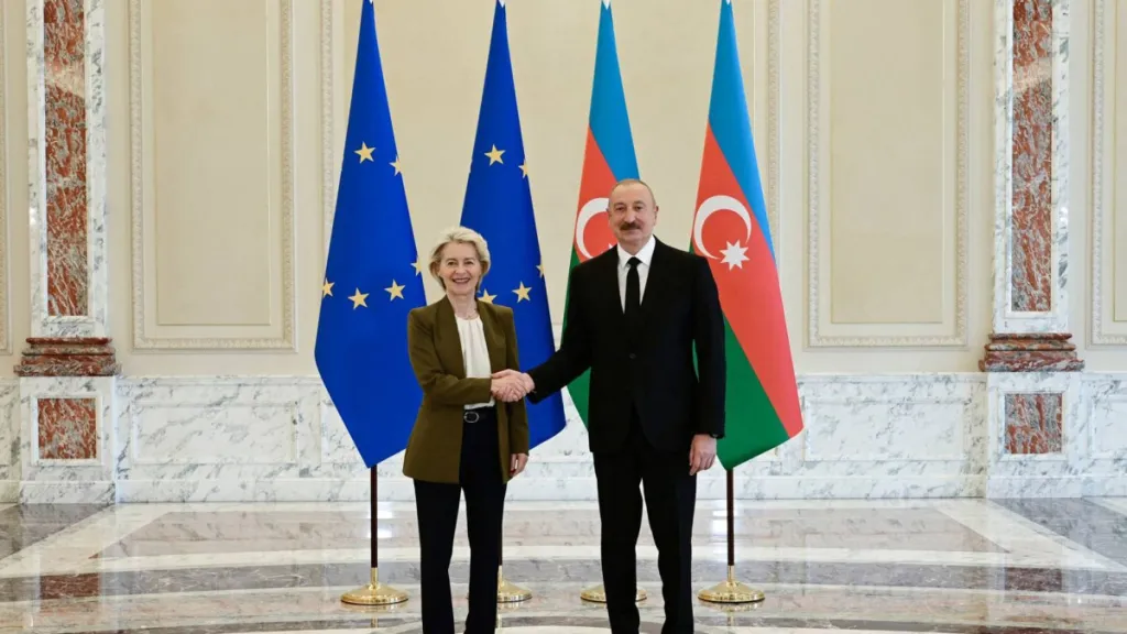 Ursula von der Leyenová na snímku s Ilhamem Alijevem