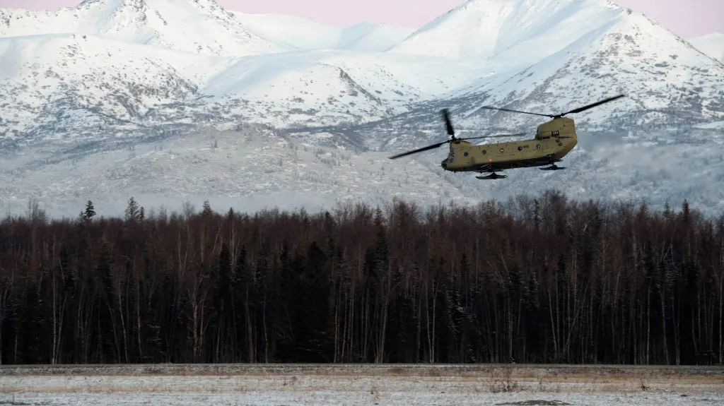 Americký vrtulník nad Aljaškou - Ilustrační foto