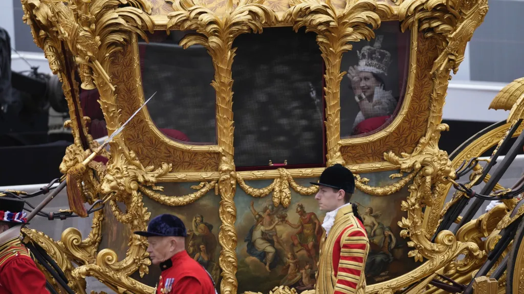 Hologram Alžběty II. ve zlatém kočáře