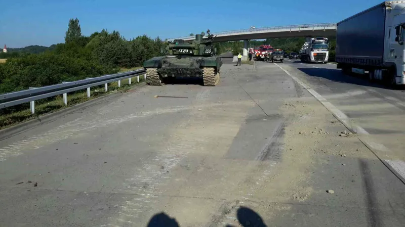 Vojákům sjel na D35 z návěsu tank