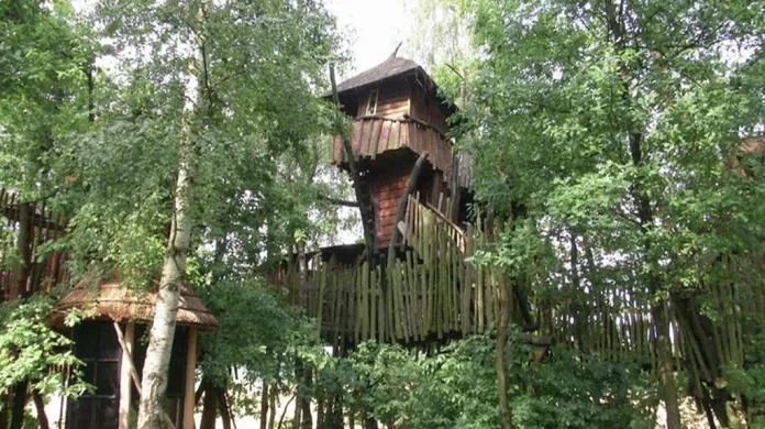 Hotel v korunách stromů na německo-polské hranici