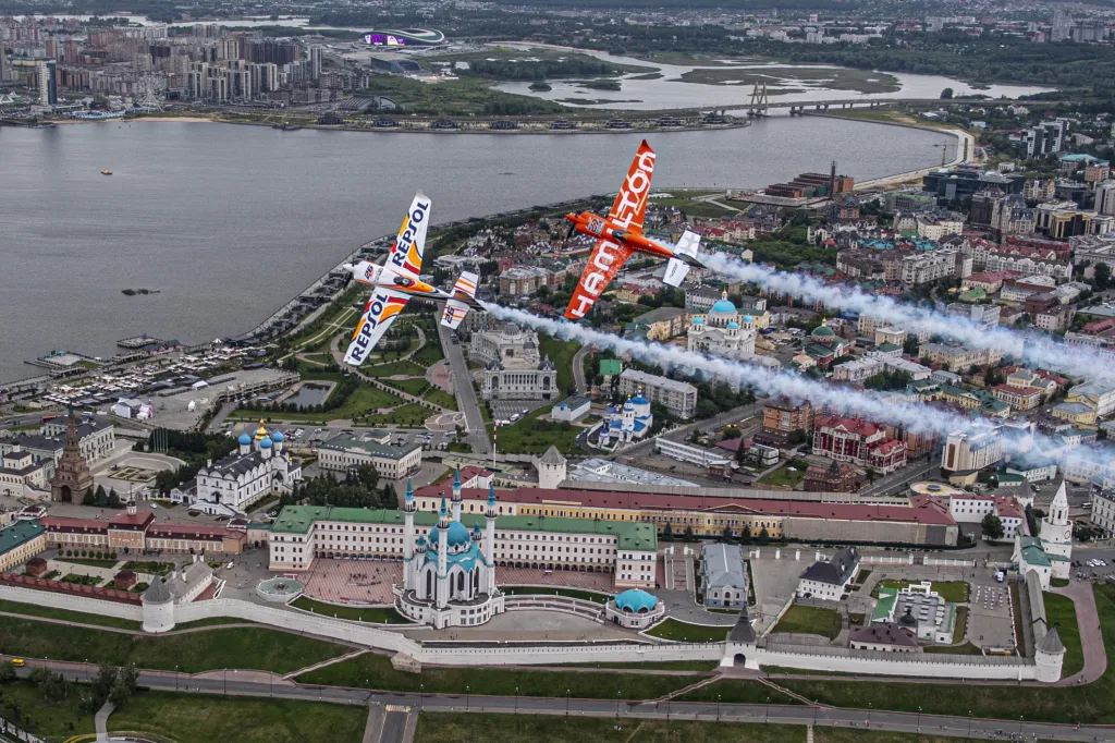 Piloti Velarde a Ivanoff krouží nad kazaňským kremlem.