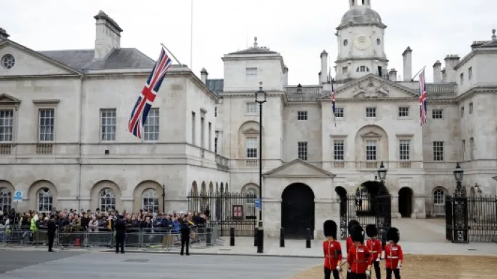 Situace před vchodem do Buckinghamského paláce. Zdroj: Reuters