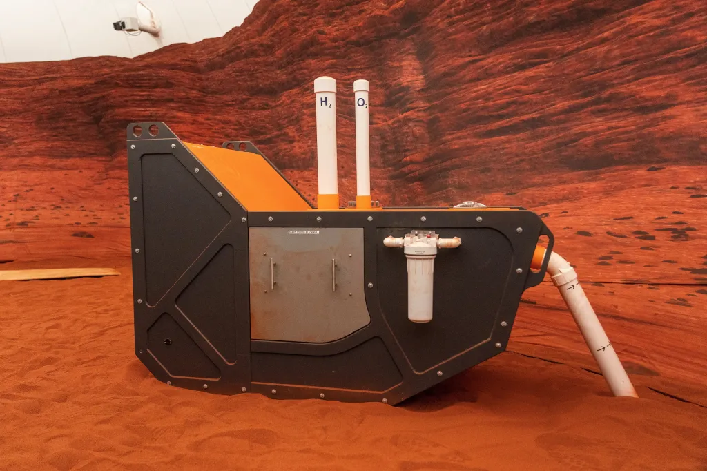 Přístroj v simulovaném prostředí Marsu