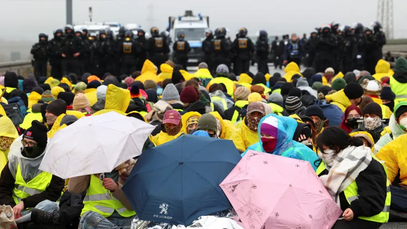 Protest v Giessenu proti ustavujícímu sjezdu mládežnické organizace AfD