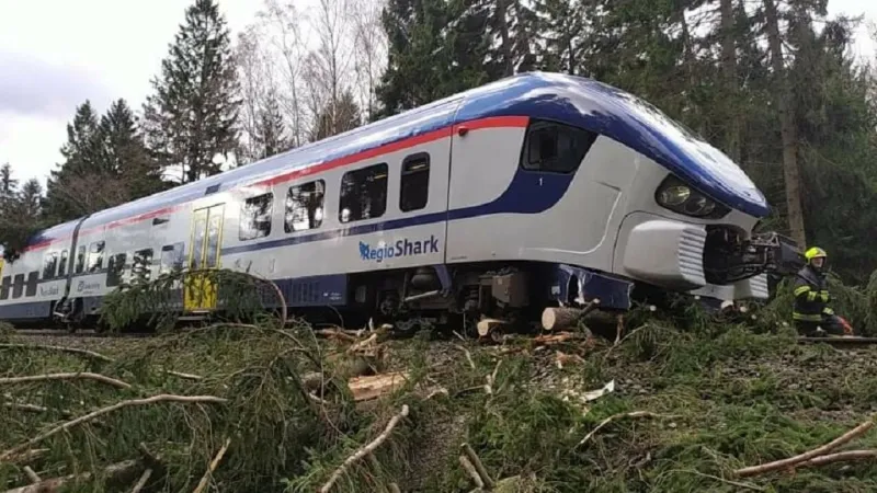 Vykolejený vlak v Horním Holetíně u Hlinska