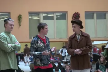 Šumař na střeše v podání kolínského gymnázia