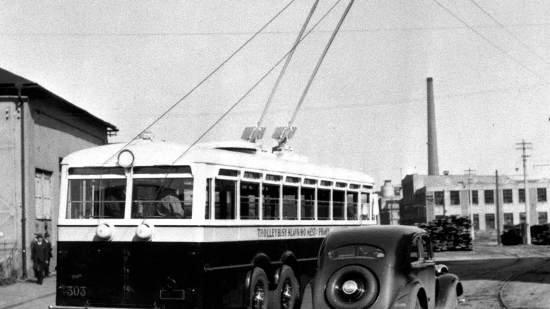 Trolejbus v ulicích meziválečné Prahy
