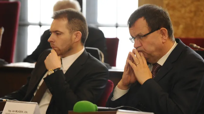Náměstek ministra dopravy Kamil Rudolecký (vlevo) a ministr průmyslu Jan Mládek