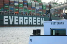 Ever Given připlula do Rotterdamu. Posádka může po více než čtyřech měsících vystoupit