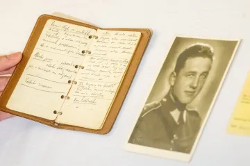 Velitel výsadku Silver A si do deníku zaznamenával postřehy, mapky i adresy žen