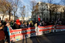 Pandemie ve světě: Bavorsko a Sasko zpřísňují opatření, V Rakousku nebo Nizozemsku se proti nim protestuje