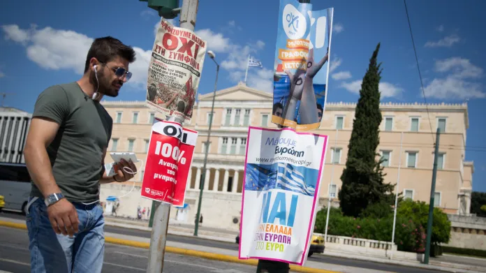 Atény zaplavily plakáty zastánců i odpůrců úspor požadovaných věřiteli