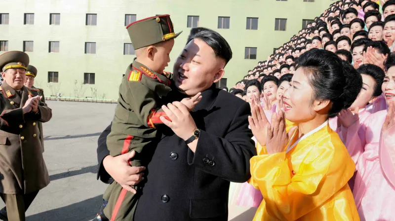 Kim Čong-un při setkání s manželkami vojáků